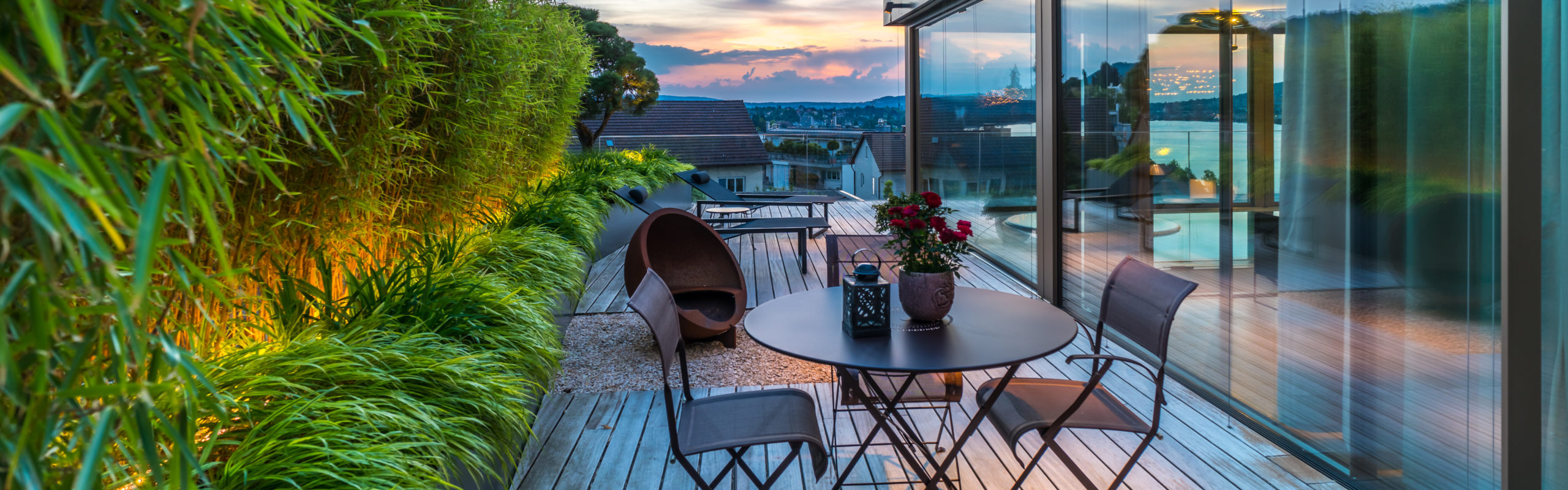 Berger Gartenbau - Terrassen Sitzplatz mit Feuerstelle und Bambushecke