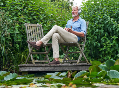 Musik hören im Garten