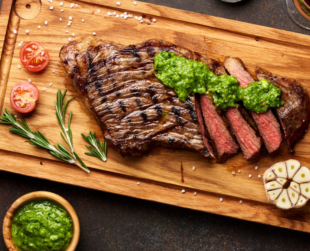 Fleischgericht mit Chimichurri